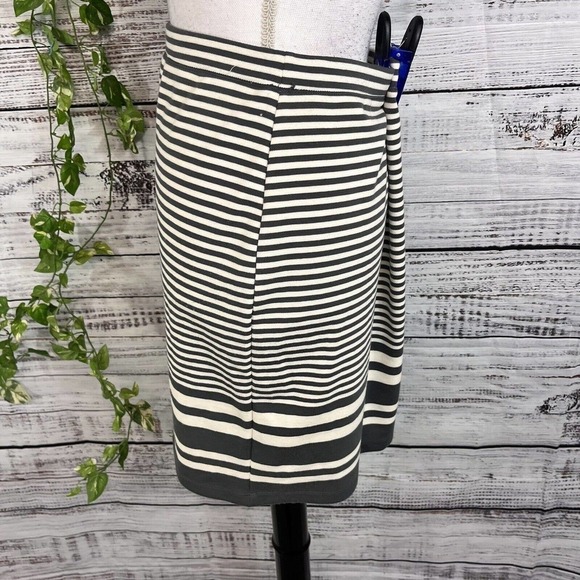 Max Studio Skirt size Medium Gray White Striped Pencil Jersey Stretch Knee Slim - Picture 8 of 10
